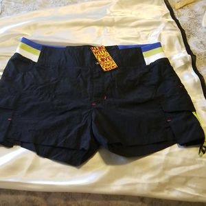 Zumba Women's Cargo Shorts NWT Size L, runs small